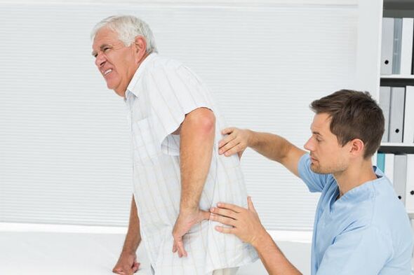 Ηλικιωμένος ασθενής με πόνο στην πλάτη που έχει δει ένας γιατρός