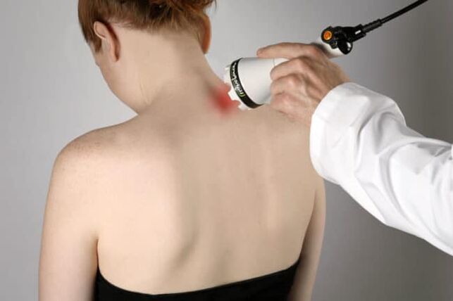 Η θεραπεία με λέιζερ χρησιμοποιείται για την καταπολέμηση του πόνου στην πλάτη στην περιοχή της ωμοπλάτης. 